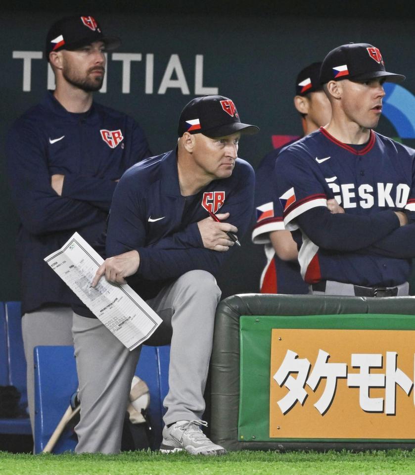 　試合を見守るハジム監督（中央）＝５日