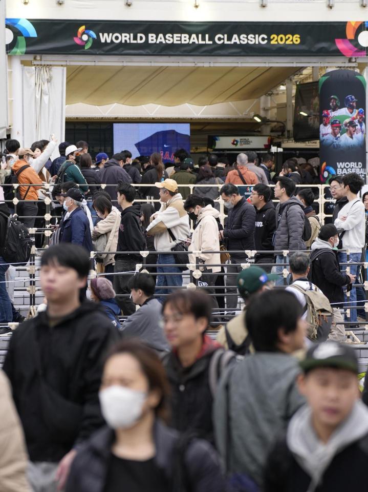 　ＷＢＣ日本代表の初戦を前に、東京ドーム周辺のグッズ売り場に並ぶ人たち＝６日、東京都文京区