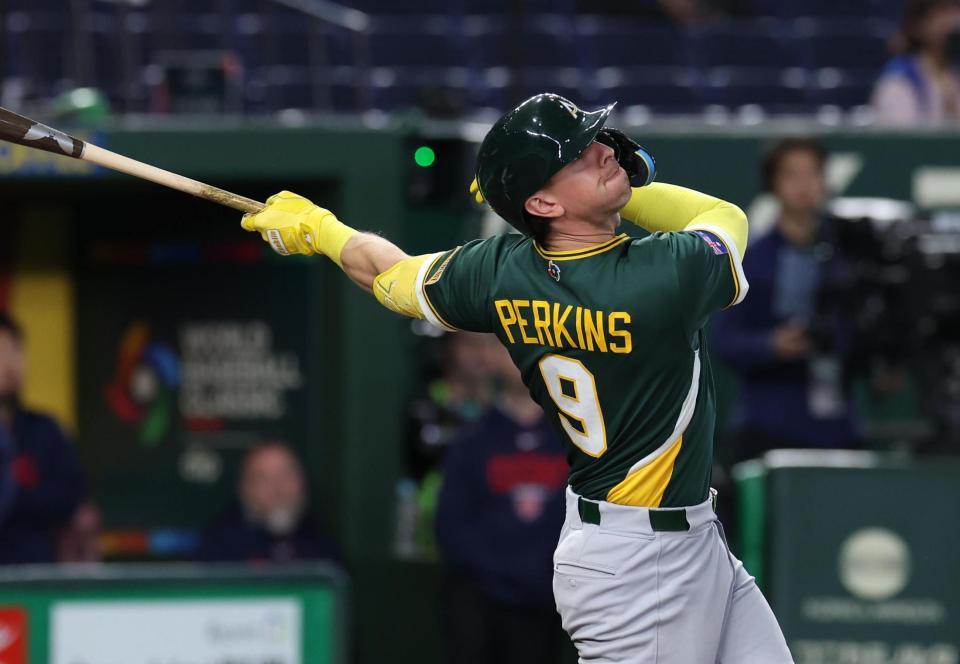 バークは右前に適時打を放つ（撮影・佐々木彰尚）