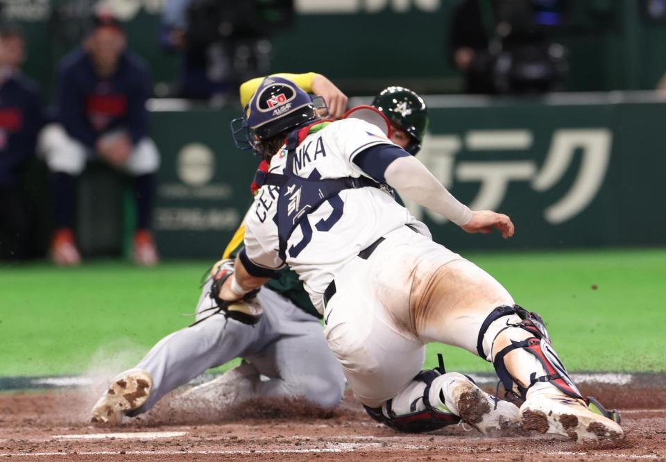 パーキンスが本塁を狙うもチェコのチェルベンカが好タッチ（撮影・佐々木彰尚）