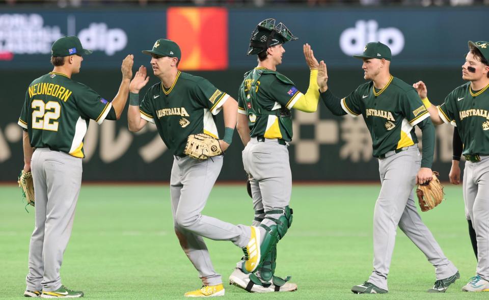 勝利に喜ぶオーストラリアナイン（撮影・佐々木彰尚）