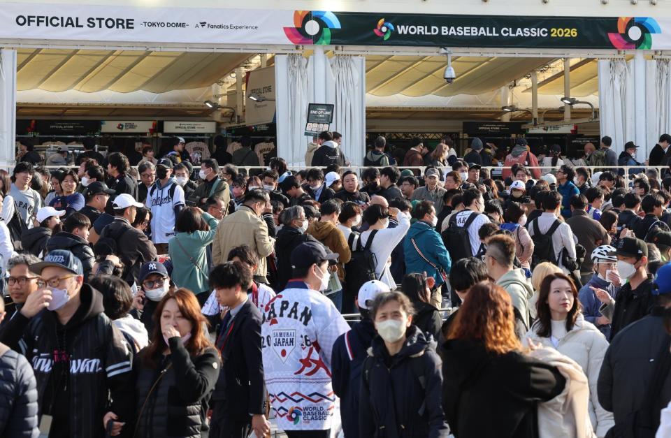 ＷＢＣ日本代表の初戦を前に、東京ドーム周辺のグッズ売り場に並ぶ人たち