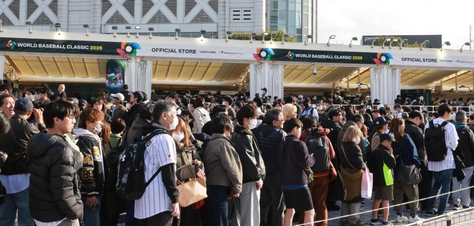 ＷＢＣ日本代表の初戦を前に、東京ドーム周辺のグッズ売り場に並ぶ人たち
