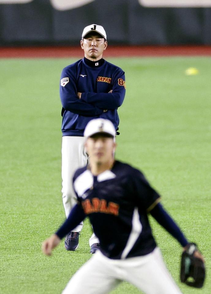 　練習を見守る井端監督（奥）