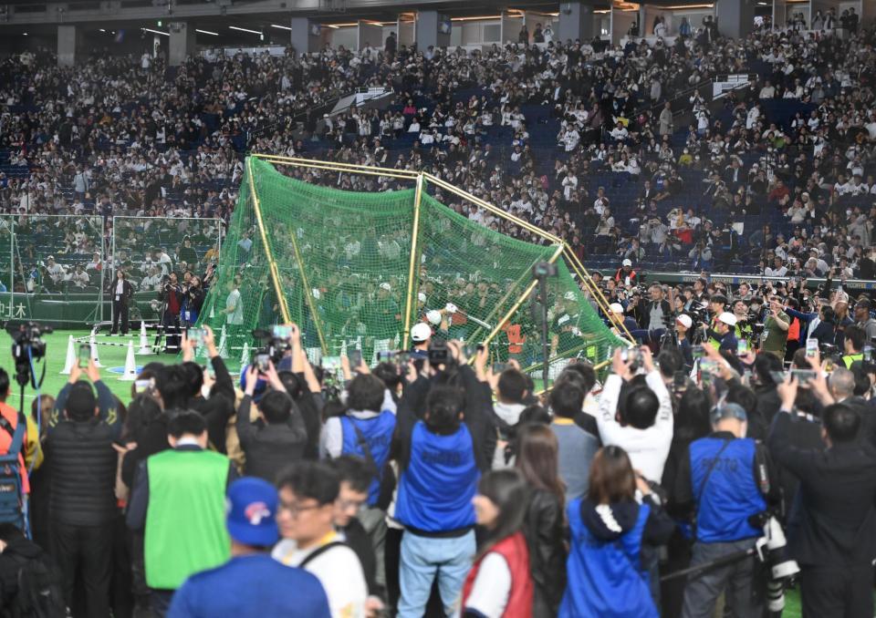 大谷の打撃練習を見つめる大勢の報道陣（撮影・堀内翔）