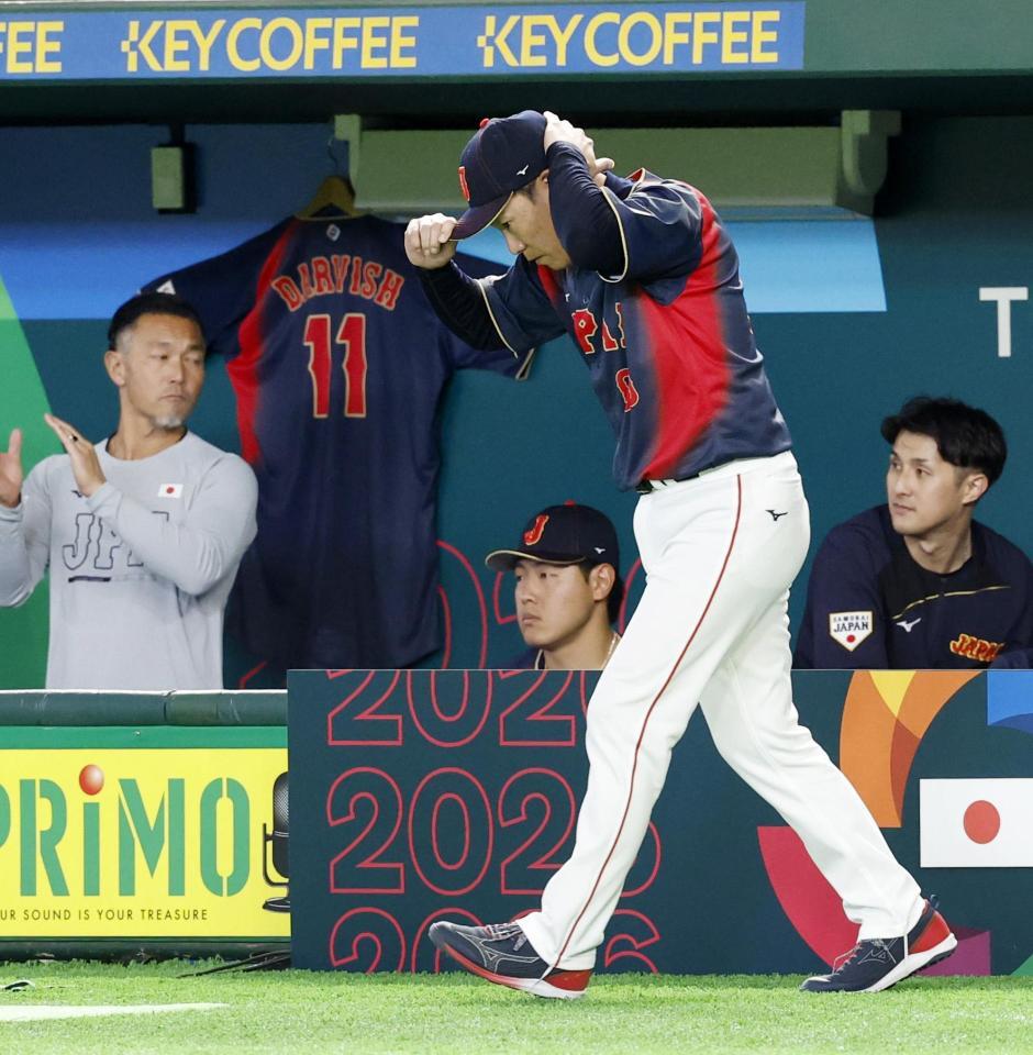 　ＷＢＣ初戦の台湾戦を前に、入場する井端監督。奥はベンチに飾られたアドバイザーを務めたダルビッシュ（11）のユニホーム