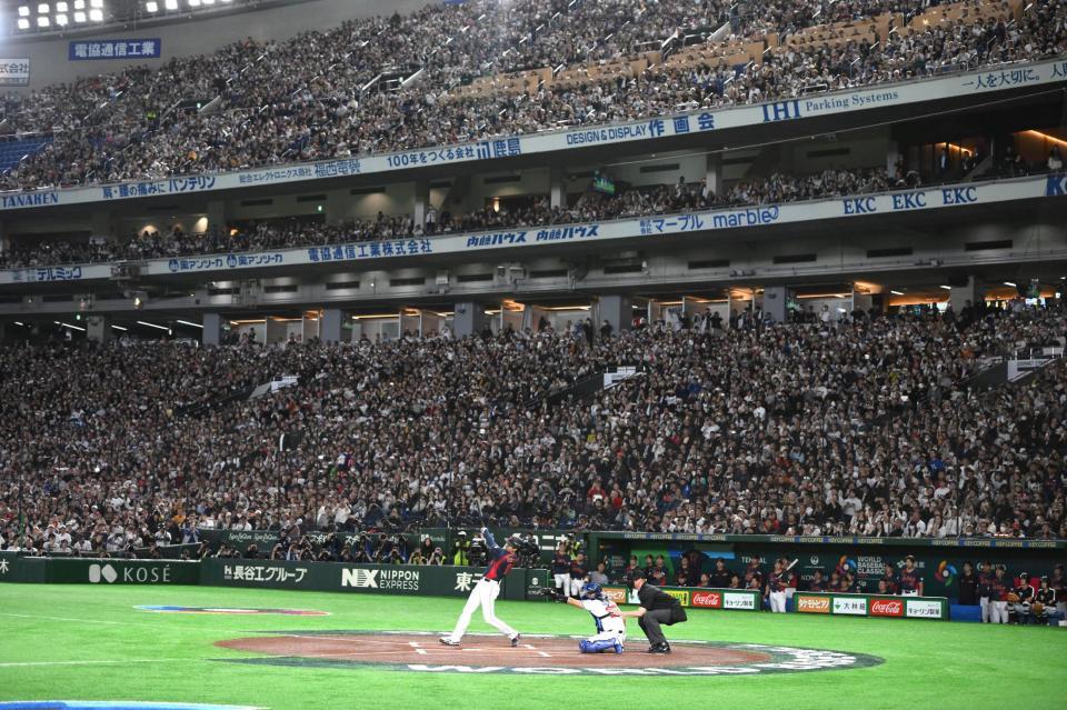 １回、大谷が二塁打を放ち、盛り上がる東京ドーム（撮影・堀内翔）