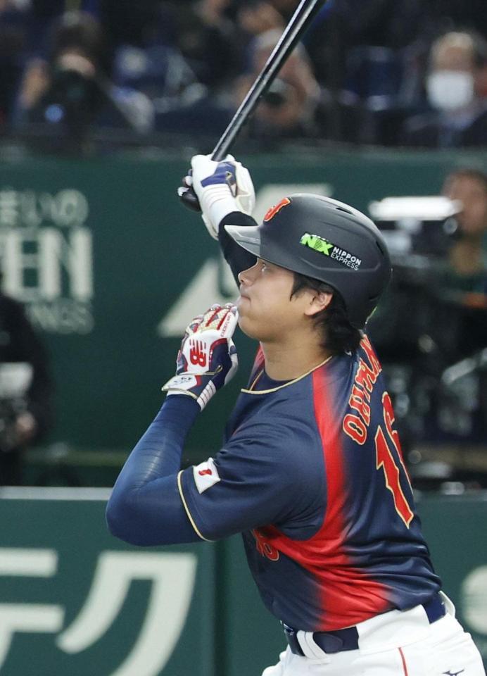 ２回、大谷が右越えに満塁本塁打を放つ