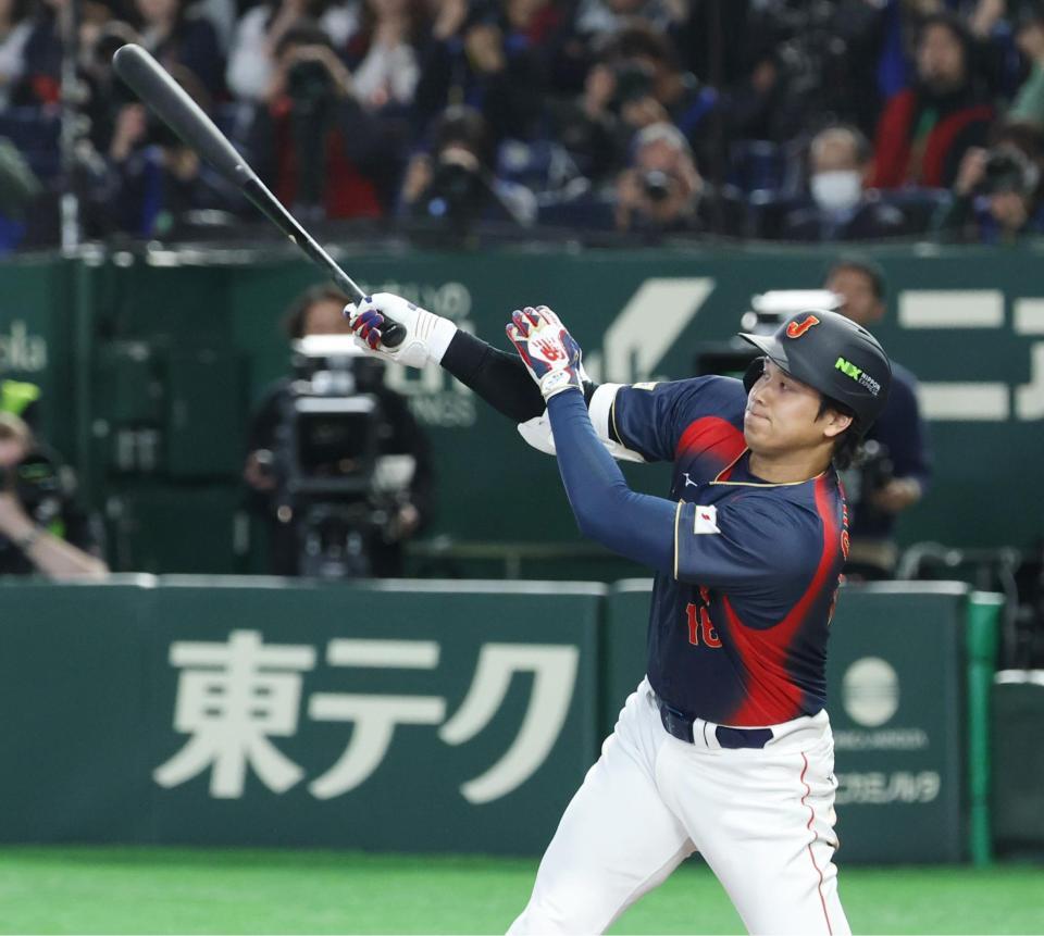 ２回、大谷が右越えに満塁本塁打を放つ