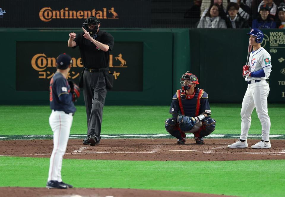 ピッチクロック違反を取られる山本（撮影・金田祐二）