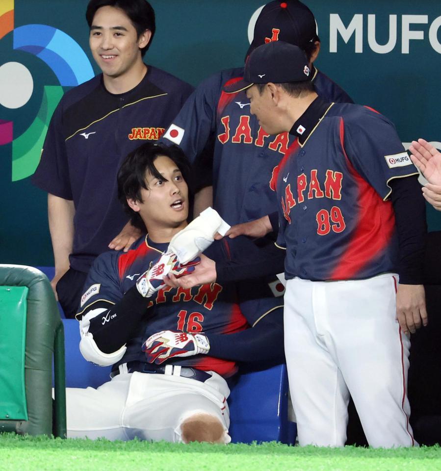 ２回、満塁本塁打を放ち生還した大谷（左）と笑顔で話す井端監督