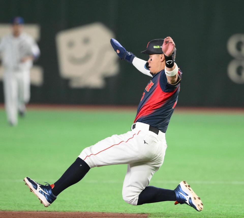 ７回、二塁にスライディングする佐藤輝（撮影・堀内翔）