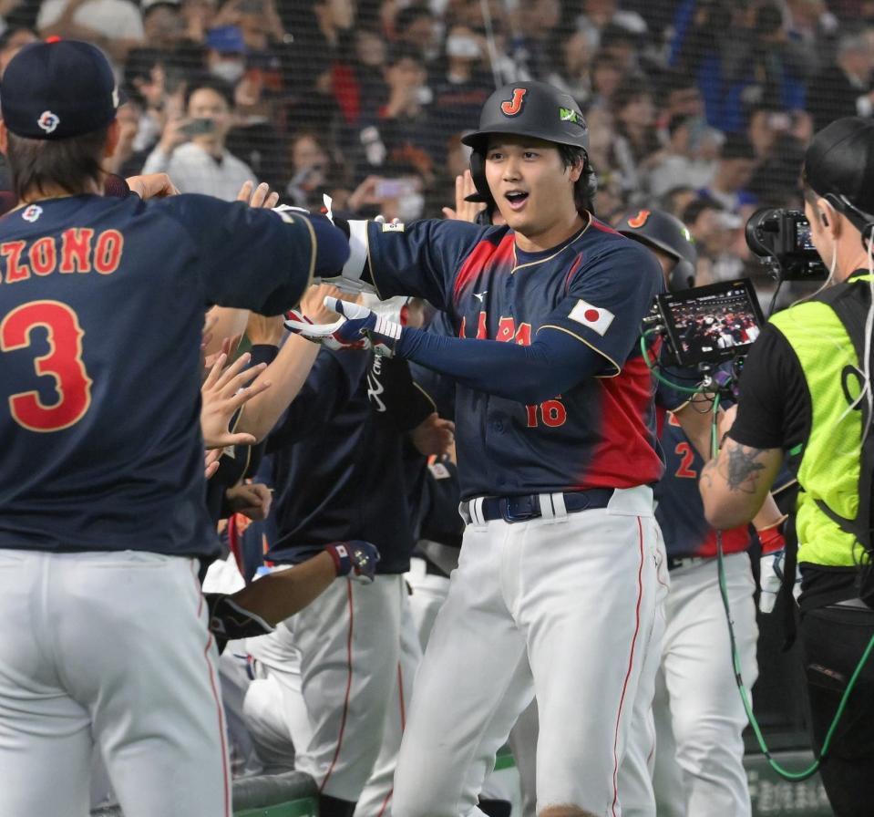 ２回　、右越え満塁本塁打を放ち、ナインに迎えられる大谷（撮影・伊藤笙子）