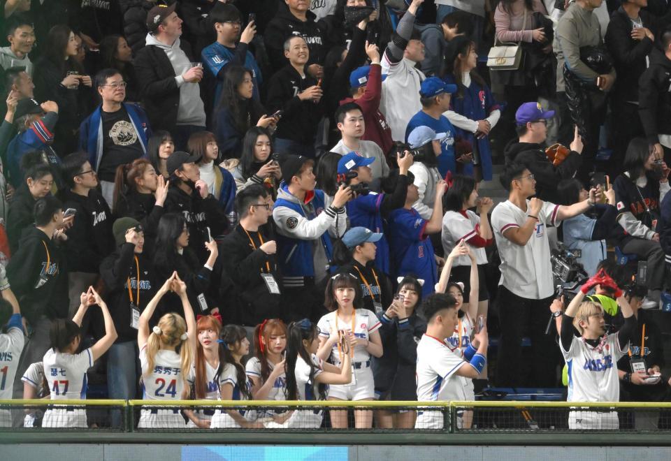 ５回、微妙な判定に納得のいかない台湾のファン（撮影・堀内翔）