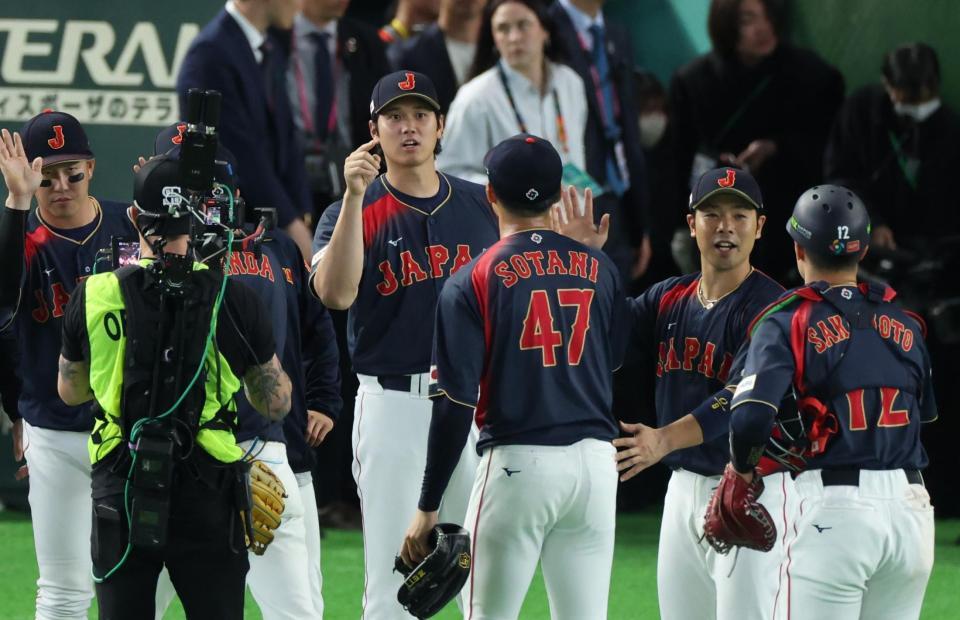 ナインを迎える大谷（撮影・金田祐二）