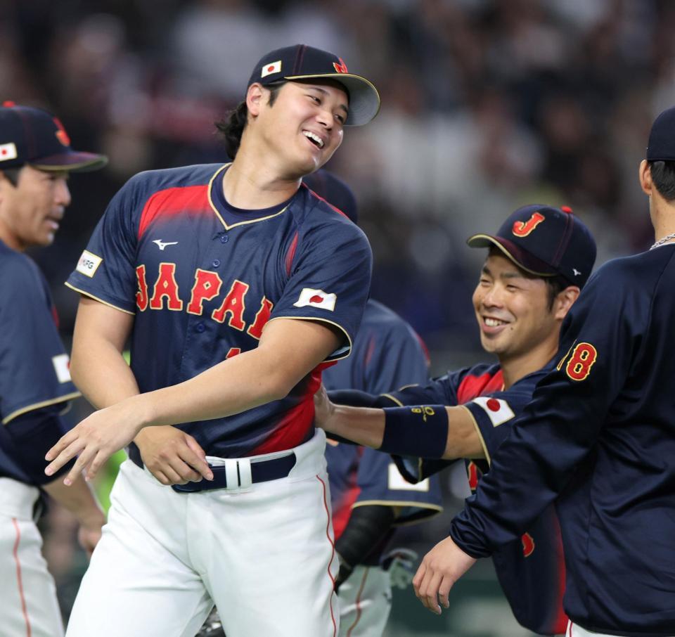 試合後の整列で近藤（右）に押し出される大谷（撮影・伊藤笙子）