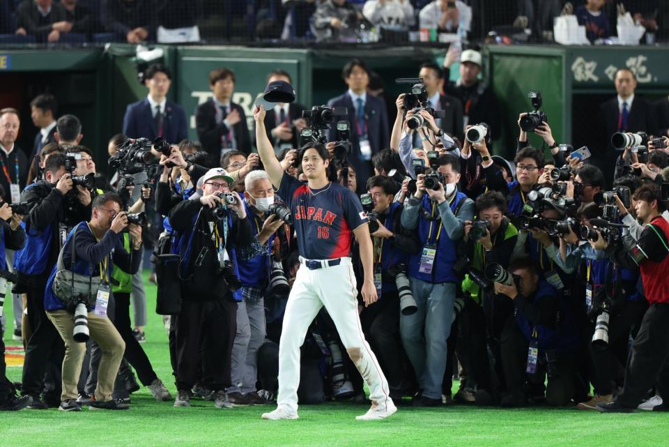 スタンドに声援に応える大谷（撮影・金田祐二）