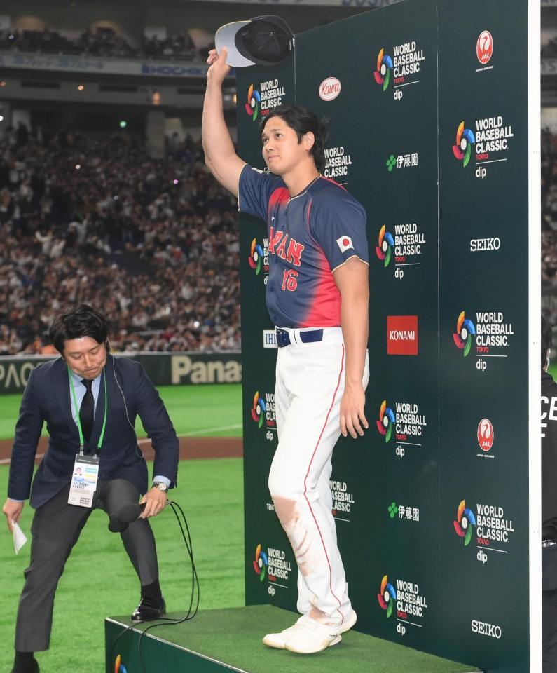 お立ち台の上で声援に応える大谷（撮影・堀内翔）