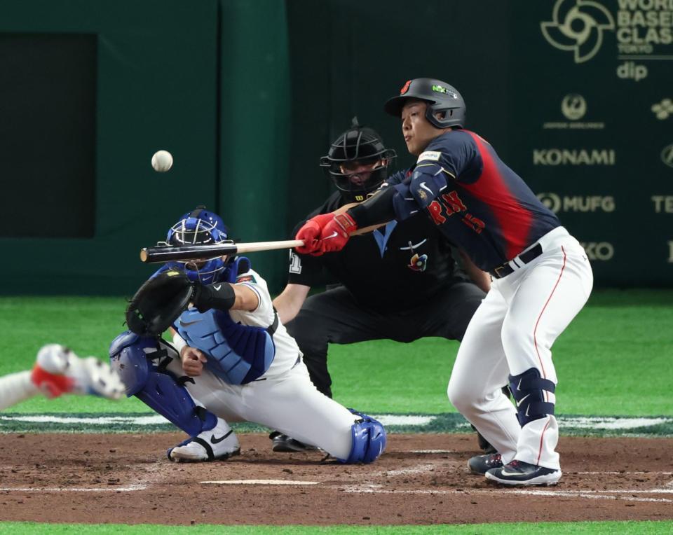 ３回、中前適時打を放つ岡本（撮影・金田祐二）