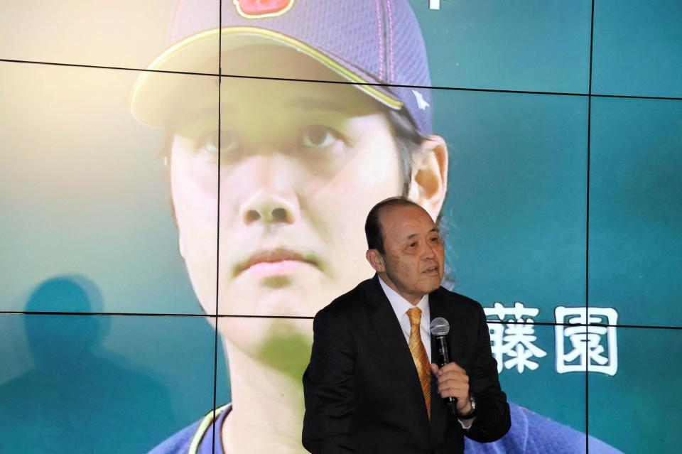 ＷＢＣパブリックビューイングイベントで試合を振り返る岡田オーナー付顧問