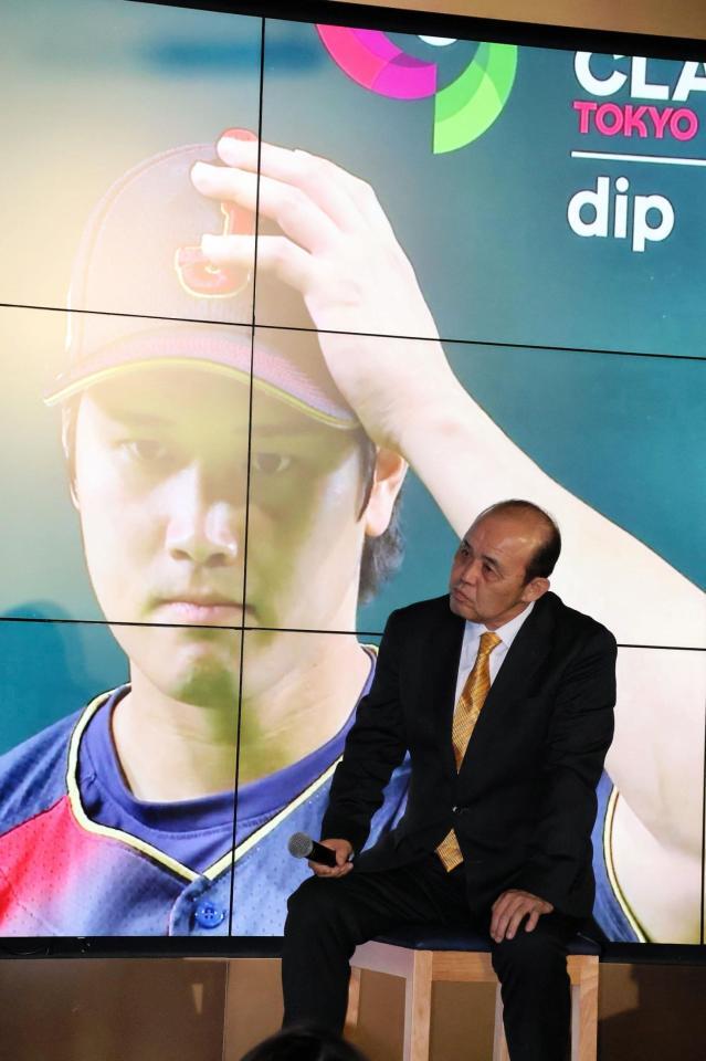 ＷＢＣパブリックビューイングイベントで、大谷のインタビューに耳を傾ける岡田オーナー付顧問