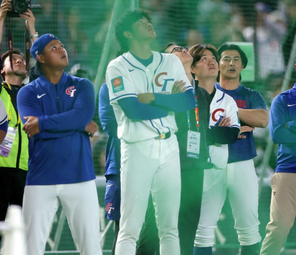 　大谷の打撃練習を見つめる台湾ナイン（撮影・伊藤笙子）