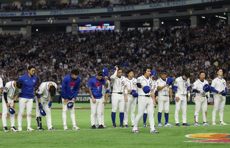 　日本にコールド負けを喫し、スタンドにあいさつする台湾の選手たち