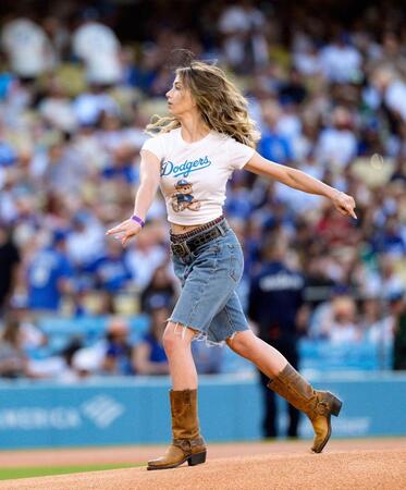 始球式を務める実写版「ＯＮＥ　ＰＩＥＣＥ」ナミ役のエミリー・ラッドさん＝２０２５年７月