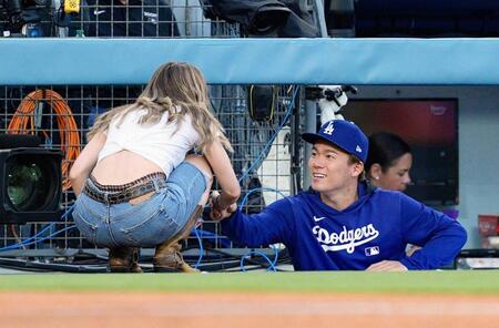 始球式を務めたエミリー・ラッドさん（左）と話す山本＝２０２５年７月