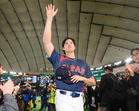 　試合後、声援に応える大谷