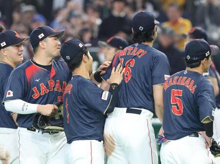 試合後のあいさつで、鈴木（左から２人目）らから、前に押される大谷（右から２人目）