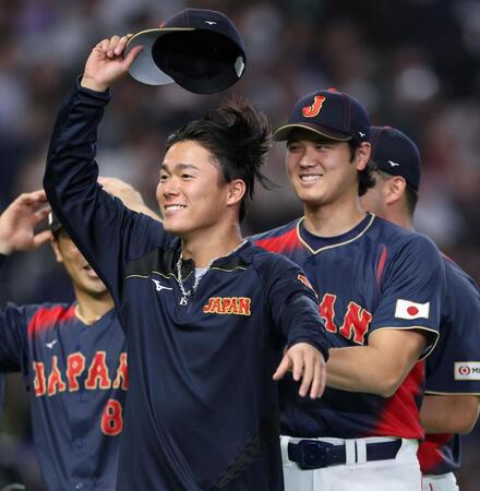試合後の整列で大谷（右）に押し出され、帽子を取ってファンに感謝する山本＝６日