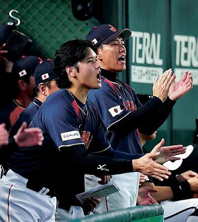 ２回、村上の適時内野安打に喜ぶ井端監督（奥）と大谷＝６日