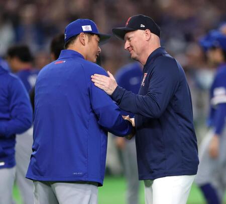 試合後、健闘をたたえ合う台湾・曾豪駒監督（左）とチェコ・パベル・ハジム監督（撮影・伊藤笙子）