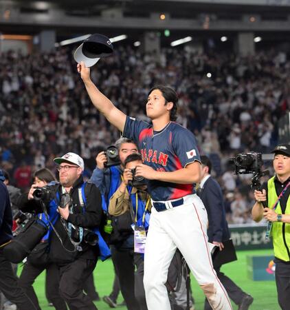ヒーローインタビューを終え、スタンドの歓声に応える大谷＝６日