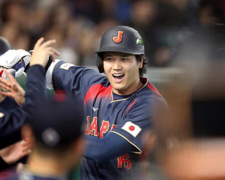 ２回、大谷が満塁本塁打を放ちナインに迎えられる
