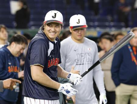 　練習中に笑顔を見せる大谷（左）