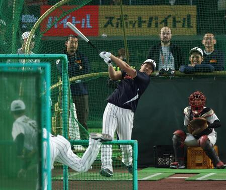 打撃練習する大谷（撮影・金田祐二）