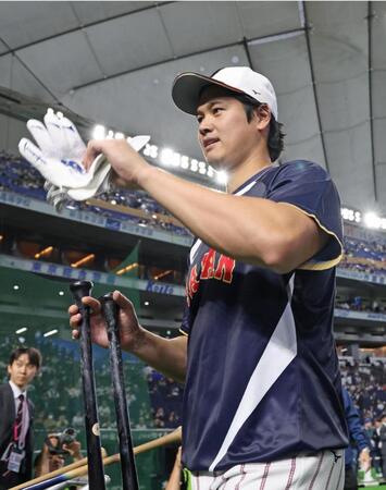 打撃練習を終えベンチに戻る大谷