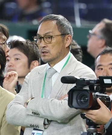 試合前の練習を見る渡辺謙