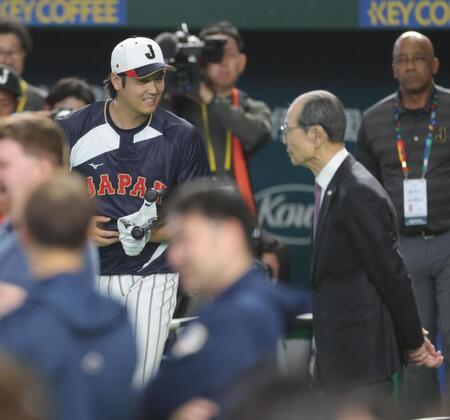 王貞治氏（右）にあいさつして打撃練習に向かう大谷（撮影・西岡正）