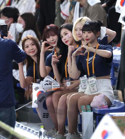 スタンドで声援を送る韓国チア（撮影・金田祐二）