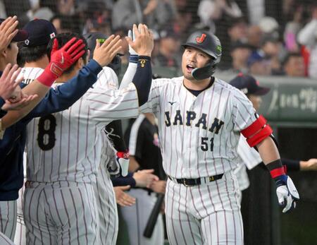 １回、右中間へ２ランを放ち、ナインに迎えられる鈴木（撮影・伊藤笙子）