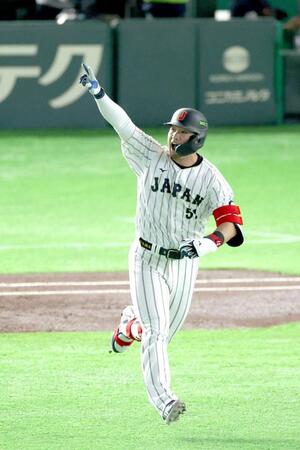 １回、２ランを放ち喜ぶ鈴木（撮影・金田祐二）