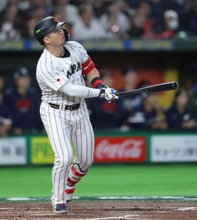 １回、右中間へ２ランを放つ鈴木（撮影・伊藤笙子）