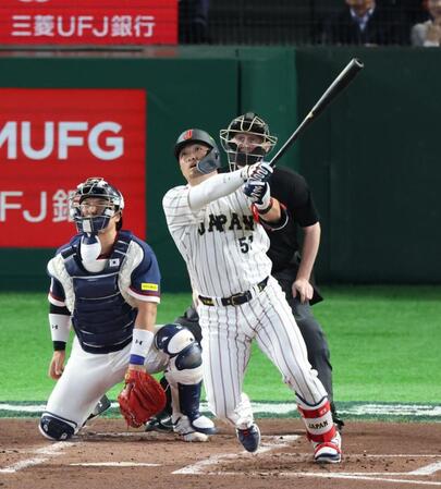 １回、２ランを放つ鈴木（撮影・金田祐二）