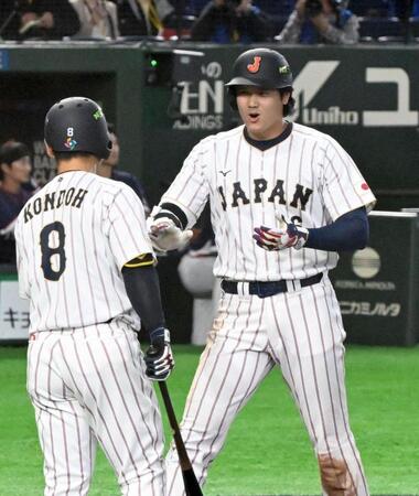 ３回、右越えへ同点本塁打を放ち、近藤とタッチを交わす大谷
