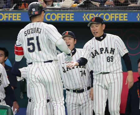 １回、２ランを放った鈴木（左）を祝福する井端監督（撮影・西岡正）