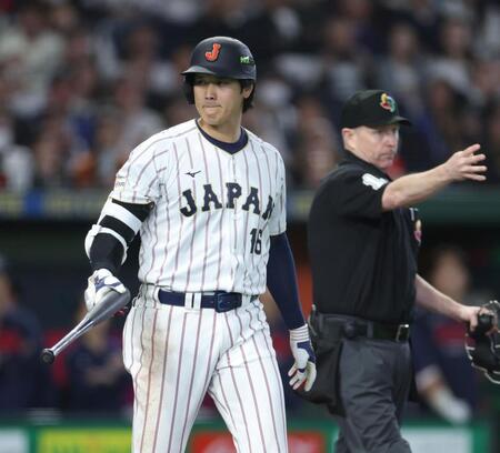 ７回、申告敬遠で一塁へ歩く大谷（撮影・伊藤笙子）