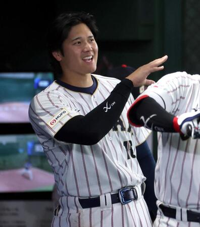 ６回の攻撃前、ベンチ内の選手にハッパを掛ける大谷（撮影・伊藤笙子）